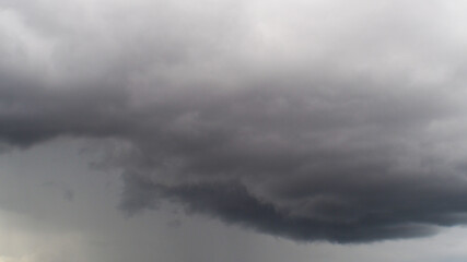 Un ciel de traîne s'installe après le passage d'une dépression atlantique sur la France.  De fréquentes averses de grésil se succèdent sous les cumulonimbus
