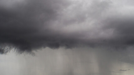 Un ciel de traîne s'installe après le passage d'une dépression atlantique sur la France.  De fréquentes averses de grésil se succèdent sous les cumulonimbus