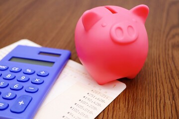 徐々に残高が減少する預金通帳