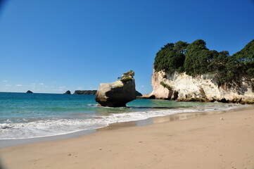 traumhafter Sandstrand mit Felsformation