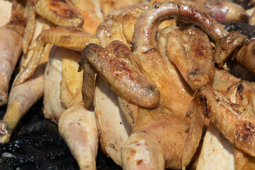 la viande  de  poulet grilé au au charbon de  bois  au Burkina 