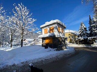 Fototapeta na wymiar Schwaz Tirol Österreich, auf dem Weg nach St. Martin vorbei am Lahnbach und Lahnbachallee, Bach und im Winter mit viel Schnee