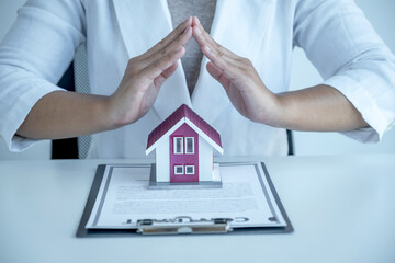 Hand a real estate agent, prevent the home model and explain the business contract, rent, buy,...