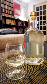 Une bouteille et un verre de g&eacute;n&eacute;pi sur table