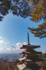 日本の伝統的な塔と富士山