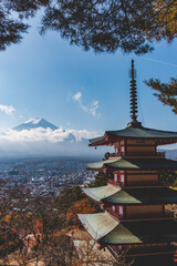 Fototapeta premium 日本の伝統的な塔と富士山