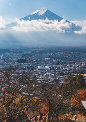 青空と雲にかかった富士山