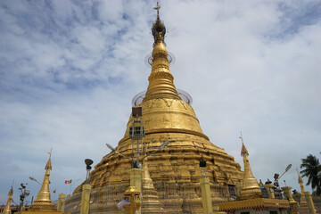 Fototapeta premium Botataung or Botahtaung Pagoda in Yangon, Myanmar - ボタタング パゴダ ヤンゴン ミャンマー 