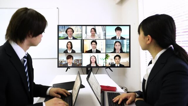 テレワーク　オンライン会議　イメージ　男女11人