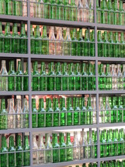 Mur de bouteilles de soju vides