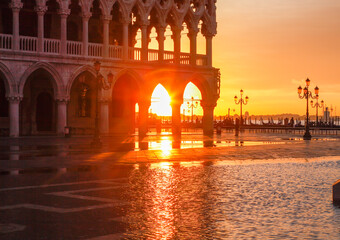 Hochwasser auf der Piazza di San Marco im Sonnenaufgang, Venedig, Italien