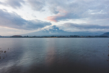 河口湖の朝焼けと富士山