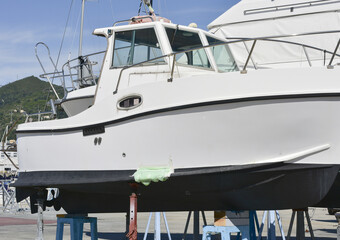Barche in riparazione nel piazzale del porto