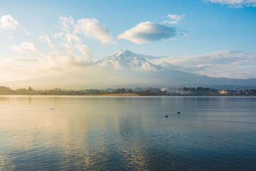 Fototapeta na wymiar 河口湖の朝焼けと富士山
