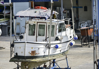 Barche in riparazione nel piazzale del porto