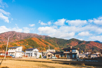 山梨県の秋の紅葉した山