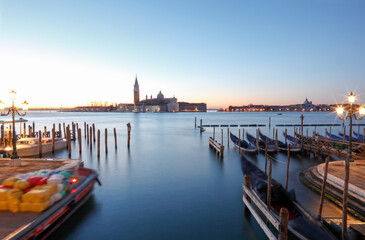 Blick auf die Insel San Giorgio Maggiore im Sonnenaufgang; Venedig