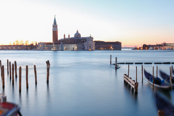 Blick auf die Insel San Giorgio Maggiore im Sonnenaufgang/Venedig