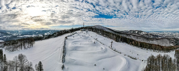 panorama zlotu ptaka, szczyt Czantorii w Beskidzie Śląskim zimą, Śląsk, Polska