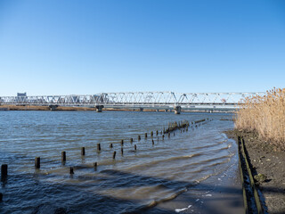 冬の青空と荒川を渡る鉄橋