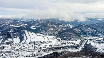 góry zimą, Beskid Śląski w Polsce z lotu ptaka, widok z Czantorii