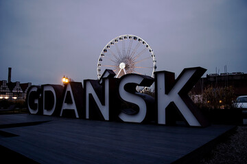 Zdjęcie przedstawia napis Gdańsk i zostało zrobione w centrum tego miasta.