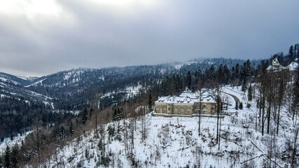 Beskid Śląski w zimie, hotel Rezydencja Prezydenta RP Zamek w Wiśle  - obrazy, fototapety, plakaty