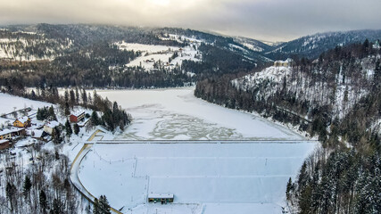 Jezioro Czerniańskie zimą – zbiornik zaporowy utworzony w celach retencyjnych i jako rezerwuar...