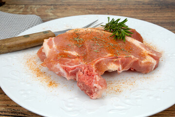 côtes de porc cru dans une assiette