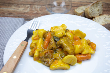 canard cuisiné aux petits légumes et poivre vert