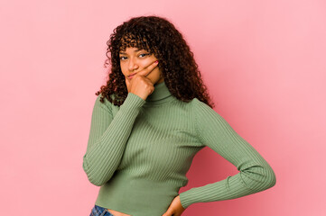 Young african american afro woman isolated contemplating, planning a strategy, thinking about the way of a business.