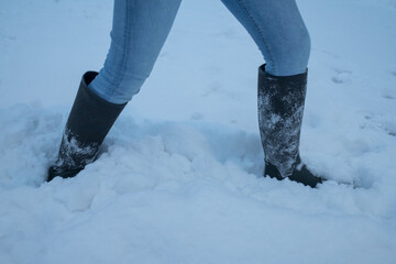 Buty w zaspie śniegu zima © Seance_Photo_Sylwia