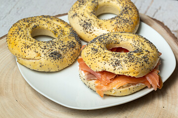 Bagel con salmón ahumado.