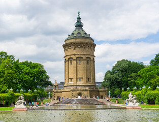 Fototapeta na wymiar Wasserturm und Brunnen Mannheim