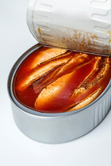 Primer plano lata de sardinas en tomate