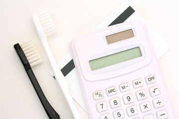 歯医者への通院・予約、カード・歯ブラシ・電卓、白背景