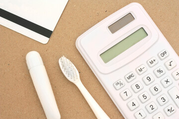 歯医者への通院・予約、カード・歯ブラシ・電卓、クラフト背景