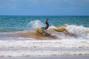 SURFISTA NAS ONDAS DE GUARAPARI, ESPIRITO SANTO, BRASIL.