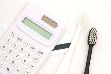 歯医者への通院・予約、カード・歯ブラシ・電卓、白背景