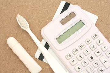 歯医者への通院・予約、カード・歯ブラシ・電卓、クラフト背景