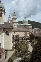 Salzburg, Blick ueber den kleinen Petersfriedhof zum Dom