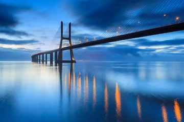 Photo sur Plexiglas Pont Vasco da Gama Fond avec des lumières nocturnes sur le pont de Lisbonne. Le pont Vasco da Gama est un point de repère et l& 39 un des plus longs ponts du monde. Paysage urbain. Le Portugal est une destination touristique incroyable
