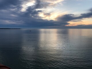 Naklejka premium Coucher de soleil sur l'océan