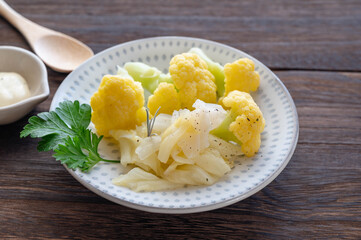 茹で野菜　キャベツと黄色いカリフラワー