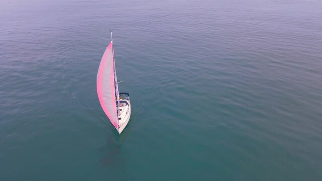 Mar cant&aacute;brico color,vista aerea ,velero con vela rosa