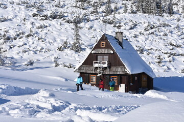 Turyści na szlakach w Tatrach, Dolina Gąsienicowa w Tatrzańskim Parku Narodowym, zimowe szlaki turystyczne