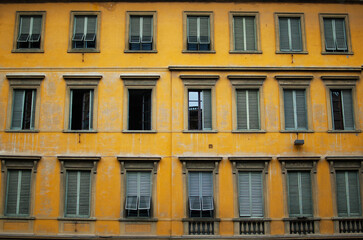 Fototapeta na wymiar facade of an aged building in Rome