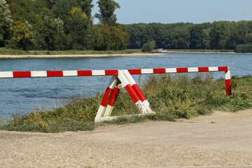 Doppelschranke am Flussufer