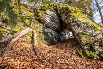 Alte verwitterte Granit Felsen Formation mit Höhle und Durchbruch im Wald auf der Rusel und Ruselabsatz nähe Geisslinger Stein Königstein und Hausstein im bayerischen Wald bei Deggendorf und Regen, De