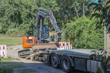 Raupenbagger wird auf einen Tieflader verladen